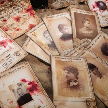 Nyomozz és tanuéj angolul valódi bűnügyekkel - PONS Escape! English. BLOODY MURDER